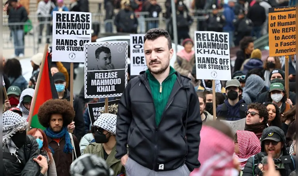 Mahmoud Khalil cuenta con green card. Pese a ello, la administración de Donald Trump busca deportarlo de Estados Unidos. Foto: Composición LR/AFP/USA Today Mahmoud Khalil cuenta con green card. Pese a ello, la administración de Donald Trump busca deportarlo de Estados Unidos. Foto: Composición LR/AFP/USA Today