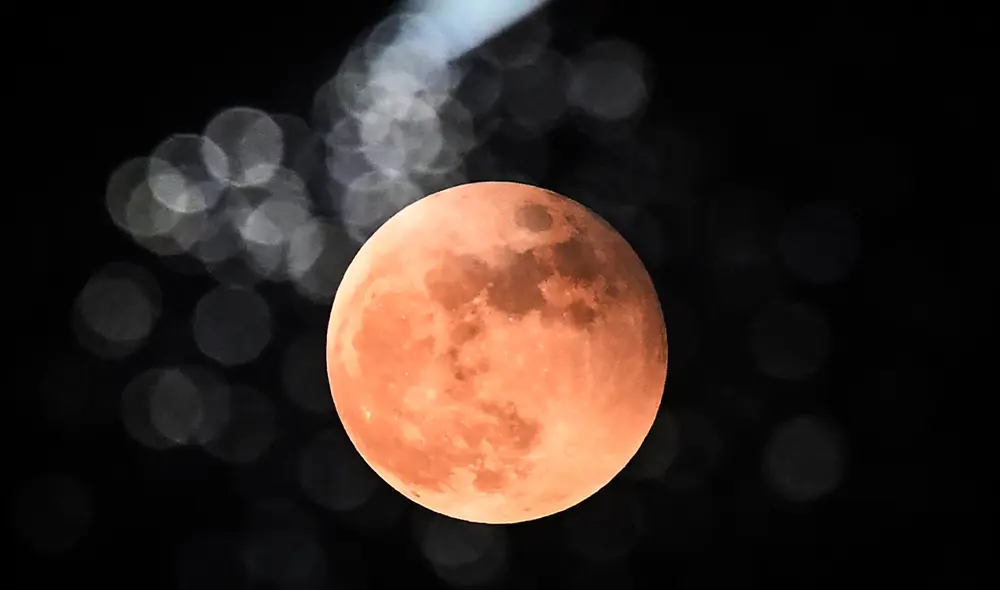 No necesitarás equipos para ver la luna de sangre en Colombia, según la NASA. Foto: AFP