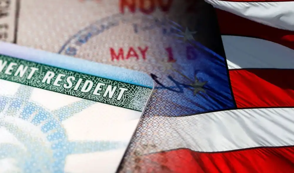 Si tienes la Green Card, te enseñamos unos trucos "ocultos" que podrían servirte para utilizarla. Foto: composición LR/Telemundo Washington