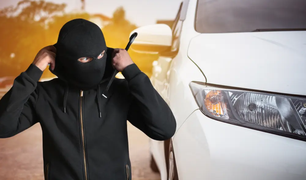 Los delincuentes utilizan dispositivos electrónicos para clonar llaves y robar autos en segundos. Foto: composición LR/EFE