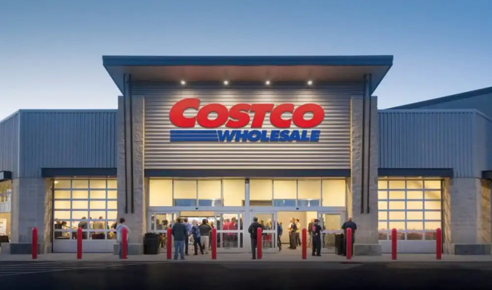 Clientes abarrotan la nueva tienda de Costco en Highland, California, atraídos por sus ofertas y servicios exclusivos. Foto: composición LR/Perú Retail