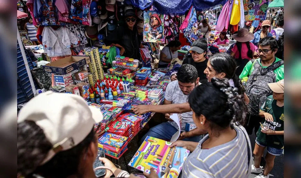 Mesa Redonda es visitada por cientos de padres que buscan los útiles escolares de sus hijos. Foto: John reyes