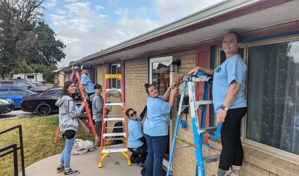 El programa Paint-A-Thon, en su 47º año en Denver, ayuda a las personas a pintar sus hogares sin costo. Foto: Brothers Redevelopment