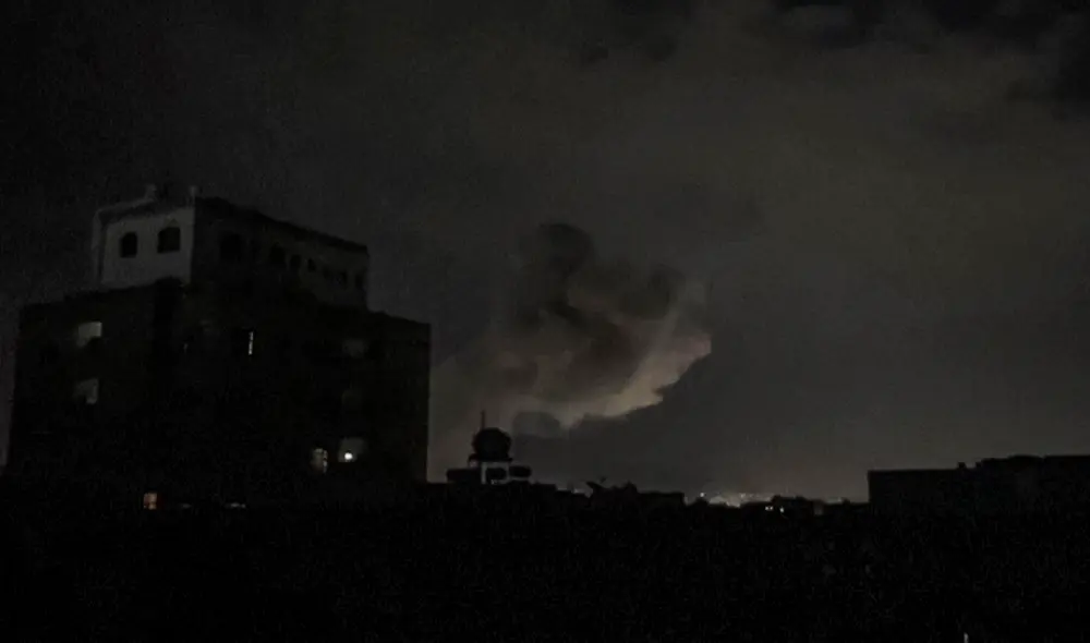 Según la televisión yemení Al Masira, portavoz de los hutíes, este ataque tuvo lugar contra un barrio residencial del distrito de Al Shuub. Foto: AFP.