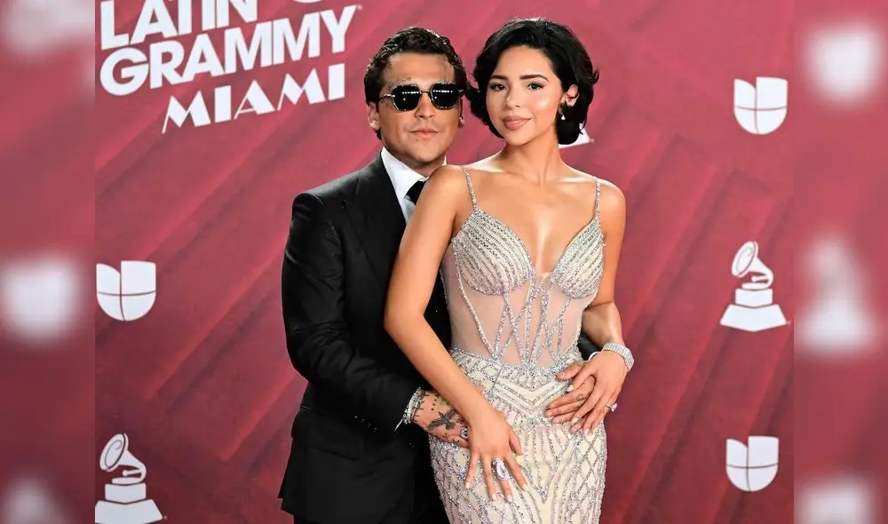 La pareja de cantantes mexicanos celebrará su primer año de casados a finales de julio. Foto: AFP