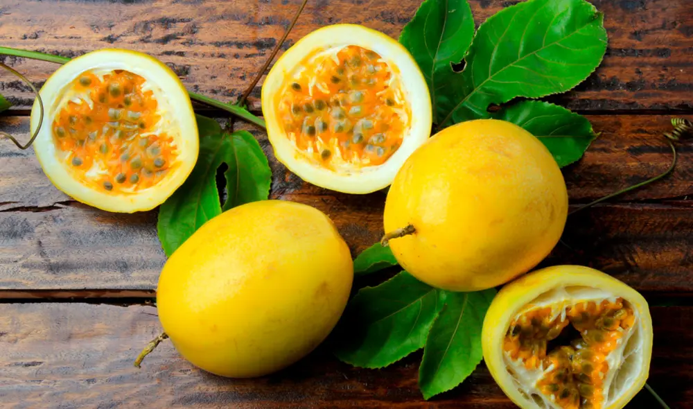 El maracuyá es una fruta tropical con un perfil nutricional destacado, que incluye proteínas, fibra y antioxidantes. Foto: composición LR/El Espectador El maracuyá es una fruta tropical con un perfil nutricional destacado, que incluye proteínas, fibra y antioxidantes. Foto: composición LR/El Espectador