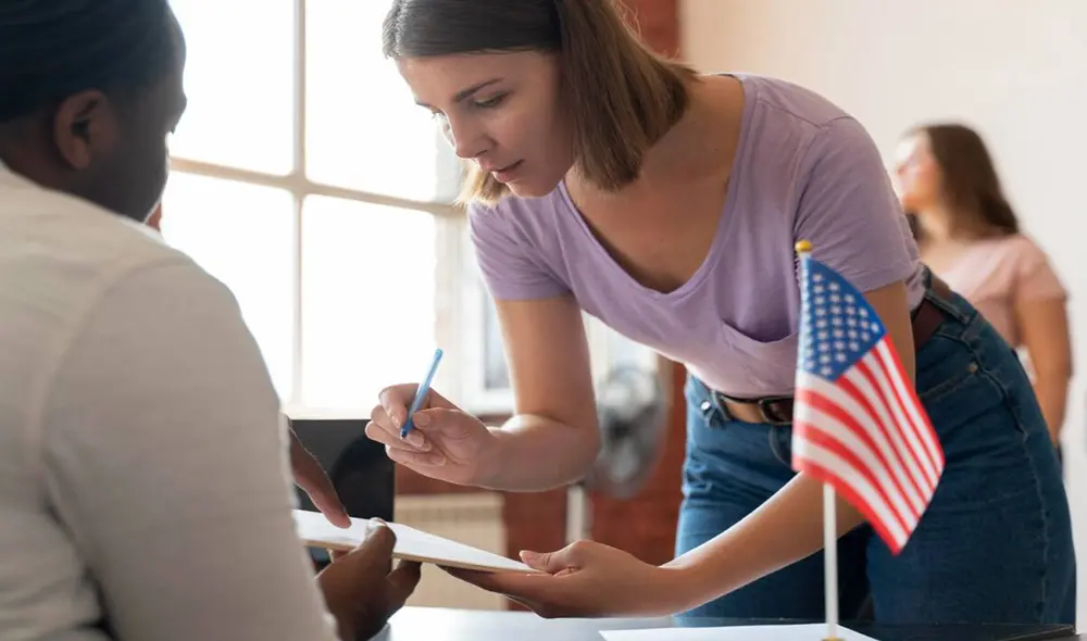 Los inmigrantes que han permanecido en EE. UU. sin el debido registro o han ingresado sin inspección formal también deben llenar el formulario. Foto: Freepik.