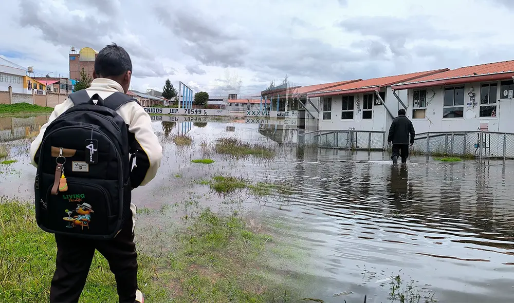 Estudiantes tuvieron que cruzar amplias lagunas para iniciar su año escolar. Créditos: Cinthia Álvarez / La República.