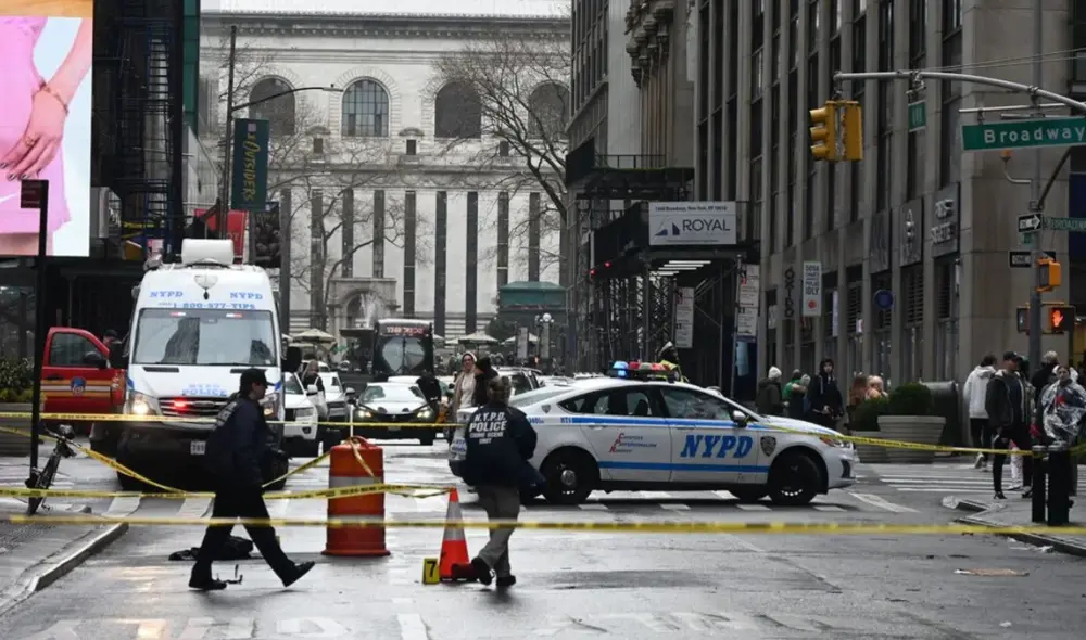 La policía investiga el ataque en Times Square mientras la víctima se recupera con quemaduras graves. Foto: composición LR/CNN La policía investiga el ataque en Times Square mientras la víctima se recupera con quemaduras graves. Foto: composición LR/CNN