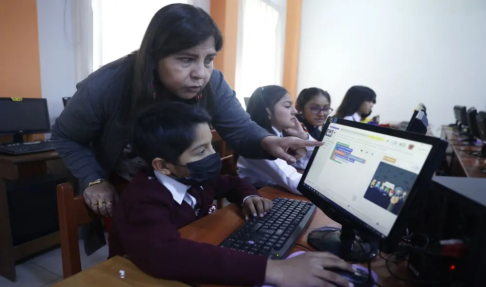 Es importante hacer uso de la tecnología en los estudiantes. Foto: Andina