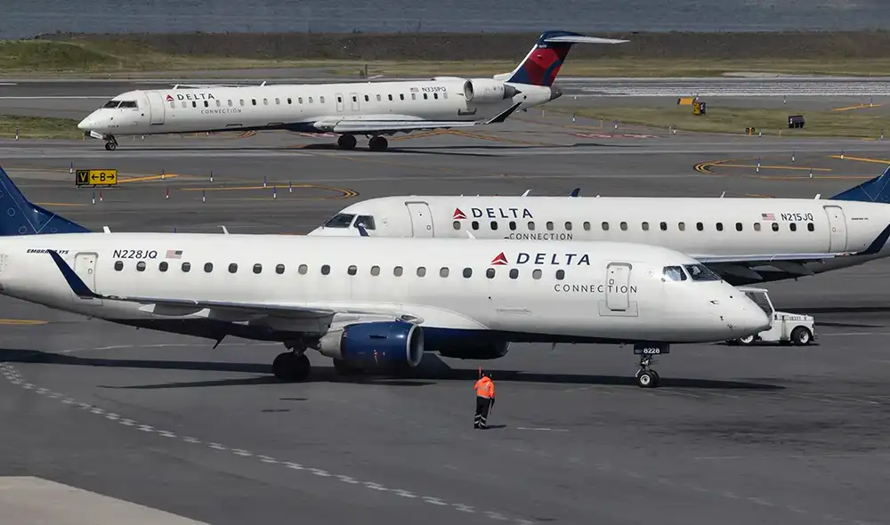 El avión, un CRJ-900, volaba de Jacksonville a LaGuardia con 80 personas a bordo. Foto: Fox News. El avión, un CRJ-900, volaba de Jacksonville a LaGuardia con 80 personas a bordo. Foto: Fox News.