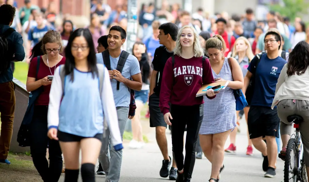 En 2025, Harvard tiene la intención de aumentar su tasa de admisión en un 15% como parte de un esfuerzo por diversificar su población estudiantil. Foto: Forbes
