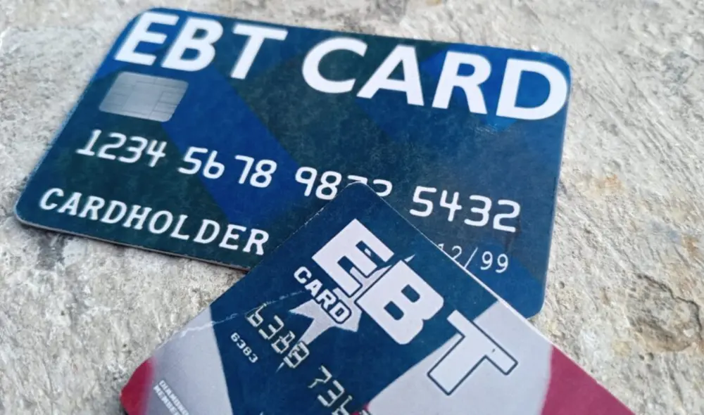 La tarjeta EBT en Estados Unidos se utiliza para distribuir beneficios del programa SNAP, permitiendo a los beneficiarios comprar alimentos en establecimientos autorizados. Foto: Cardfd