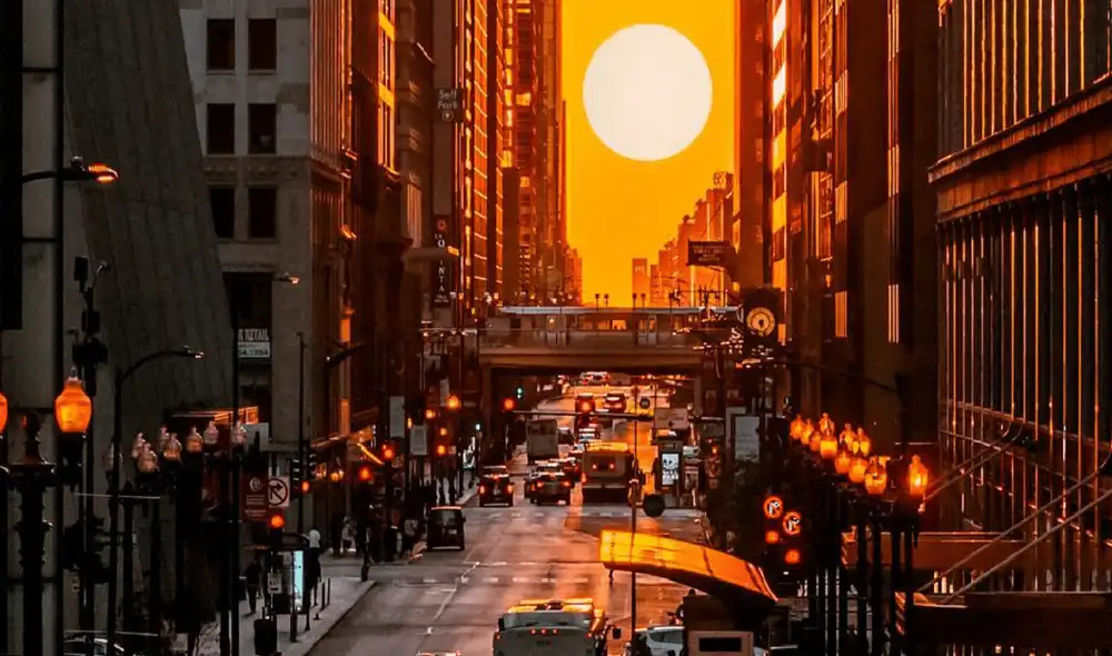 Basta con pararse en una calle que vaya de este a oeste justo después del amanecer o antes del atardecer para disfrutar disfrutar del Chicagohenge 2025. Foto: SecretChicago.