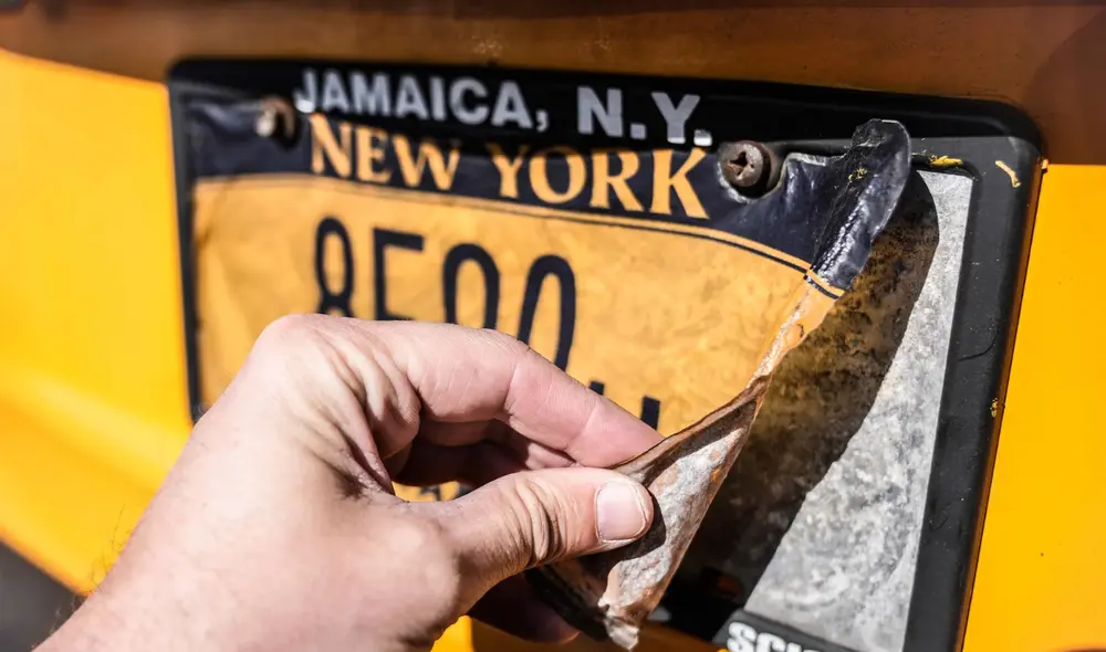 Desde el inicio de la administración del alcalde Eric Adams, se han retirado 73.000 vehículos con placas ilegales o sin registro. Foto: El Diario NY