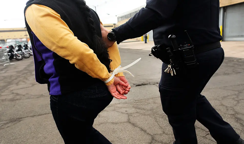 Los abogados dicen que los agentes de inmigración violaron un acuerdo crucial de 2022 que detalla las condiciones para los “arrestos colaterales”. Foto: AFP. Los abogados dicen que los agentes de inmigración violaron un acuerdo crucial de 2022 que detalla las condiciones para los “arrestos colaterales”. Foto: AFP.