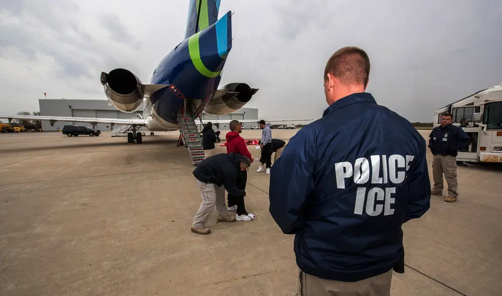 La falta de documentos legales complica la situación de los inmigrantes indocumentados en EE.UU., aumentando su riesgo de deportación.  Foto: BarrioZona Magazine