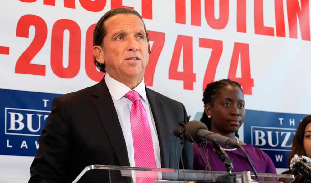 Tony Buzbee se retira de las demandas contra Diddy en Nueva York, pero las víctimas seguirán luchando con nuevos representantes legales.