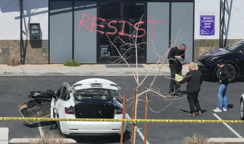 Varios concesionarios de Tesla han sido atacados recientemente, incluyendo incidentes de vandalismo en Encinitas, Las Vegas y Kansas City, lo que ha llevado al FBI a abrir una investigación. Foto: ABC