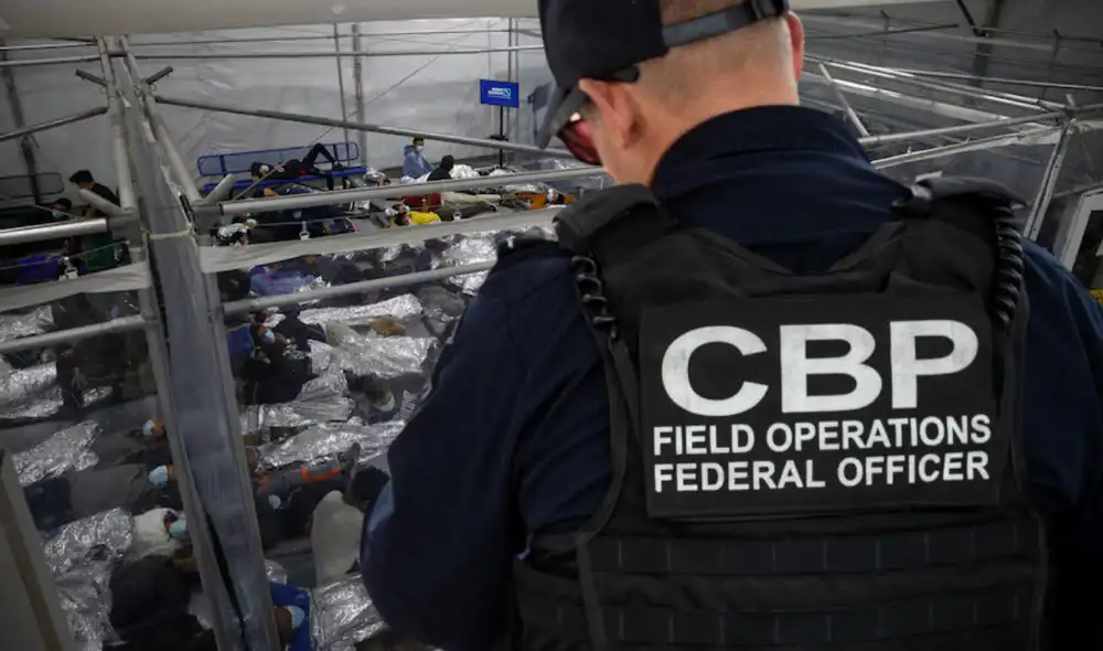 CBP cierra cinco centros de procesamiento en Texas y Arizona debido a la disminución en las detenciones de migrantes. Foto: composición LR/CBP