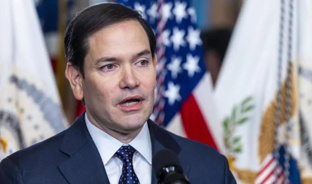 Marco Rubio, hijo de inmigrantes cubanos, ha forjado una influyente carrera política en EE.UU., marcada por su firme postura conservadora. Foto: composición LR/EITB Marco Rubio, hijo de inmigrantes cubanos, ha forjado una influyente carrera política en EE.UU., marcada por su firme postura conservadora. Foto: composición LR/EITB