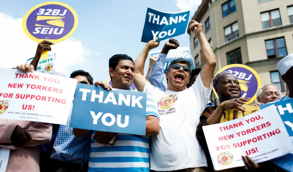 Después de 19 años de lucha, los conductores de taxis en Nueva York reciben justicia con un acuerdo histórico de $140 millones. Después de 19 años de lucha, los conductores de taxis en Nueva York reciben justicia con un acuerdo histórico de $140 millones.