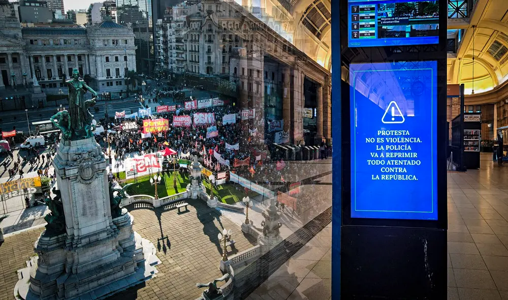 Los carteles que advertían de una fuerte represión fueron colocados en varios sitios públicos. Foto: composición LR