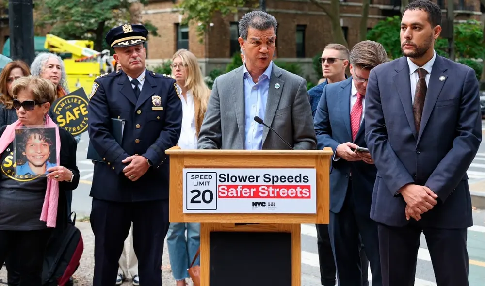 El comisionado Ydanis Rodríguez anunció que Nueva York reducirá los límites de velocidad en varias zonas clave para mejorar la seguridad vial y proteger a los peatones El comisionado Ydanis Rodríguez anunció que Nueva York reducirá los límites de velocidad en varias zonas clave para mejorar la seguridad vial y proteger a los peatones