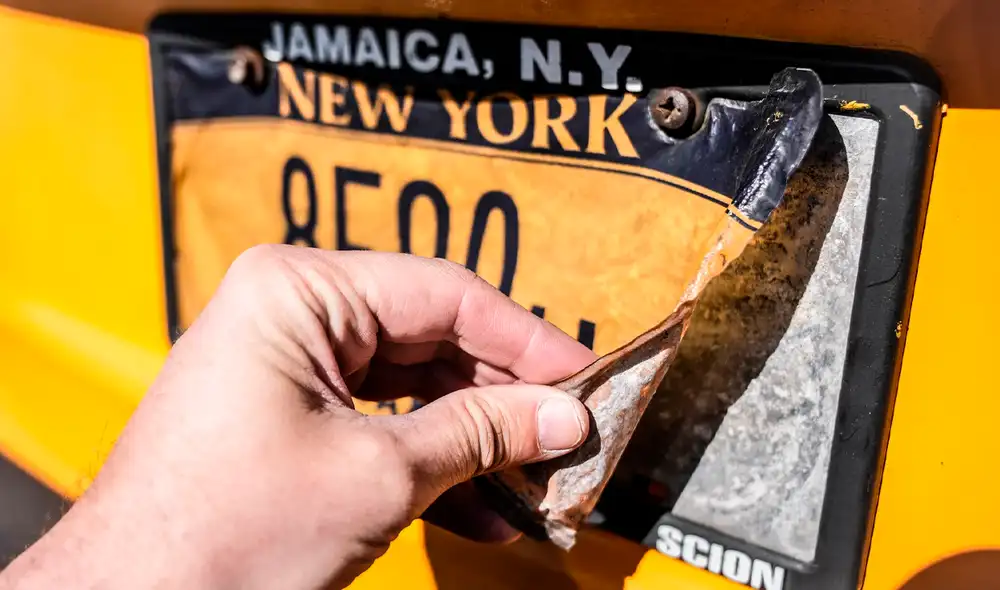 Nueva York refuerza las medidas contra los vehículos con placas falsas para mejorar la seguridad vial y proteger a los conductores y peatones. Nueva York refuerza las medidas contra los vehículos con placas falsas para mejorar la seguridad vial y proteger a los conductores y peatones.