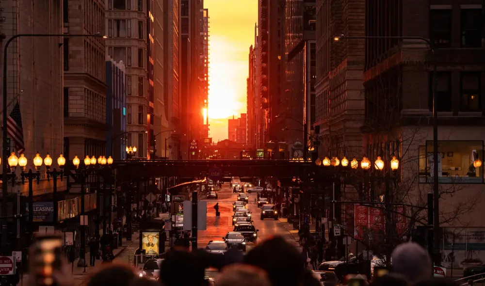 Chicagohenge alinea el sol con las calles de Chicago durante los equinoccios, creando un espectáculo astronómico único que atrae a fotógrafos y curiosos. Foto: composición LR/Block Club Chicago