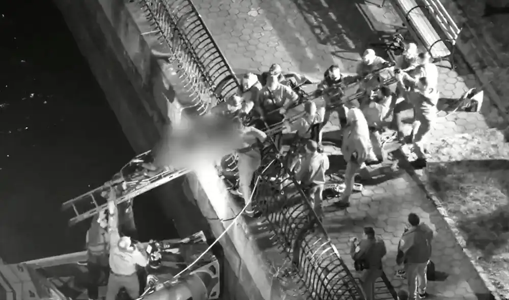 El rescate se dio luego de varios reportes que informaban sobre que una persona se encontraba en peligro en el East River. Foto: captura