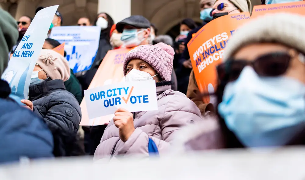 En Nueva York, la participación cívica no tiene fronteras: aunque los inmigrantes no ciudadanos no votan, su impacto en 2025 se sentirá con educación y movilización comunitaria.