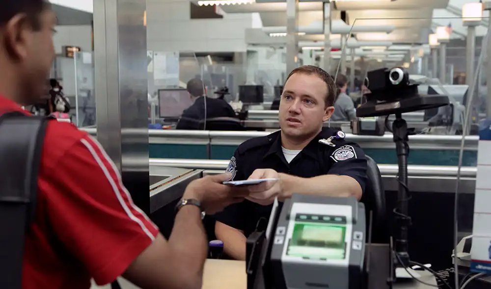 El caso ha suscitado preocupación en Francia, cuestionando los derechos de privacidad y libertad de expresión en los controles migratorios estadounidenses. Foto: Travel Report