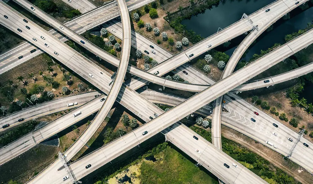 La propuesta del senador Nick DiCeglie, conocida como SB 462, busca aumentar los límites de velocidad en autopistas de Florida, permitiendo velocidades de hasta 120 km/h. Foto:  Ciudad FCC