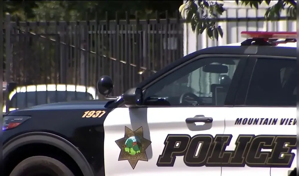 Los agentes policiales de Mountain View arrestan a sospechoso que habría asesinado a su hermana en California. Foto: Telemundo