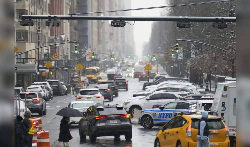 La gobernadora Kathy Hochul defiende la tarifa por congestión en Nueva York, destacando sus beneficios a pesar de las presiones del gobierno federal para eliminarla. Foto: CNN La gobernadora Kathy Hochul defiende la tarifa por congestión en Nueva York, destacando sus beneficios a pesar de las presiones del gobierno federal para eliminarla. Foto: CNN