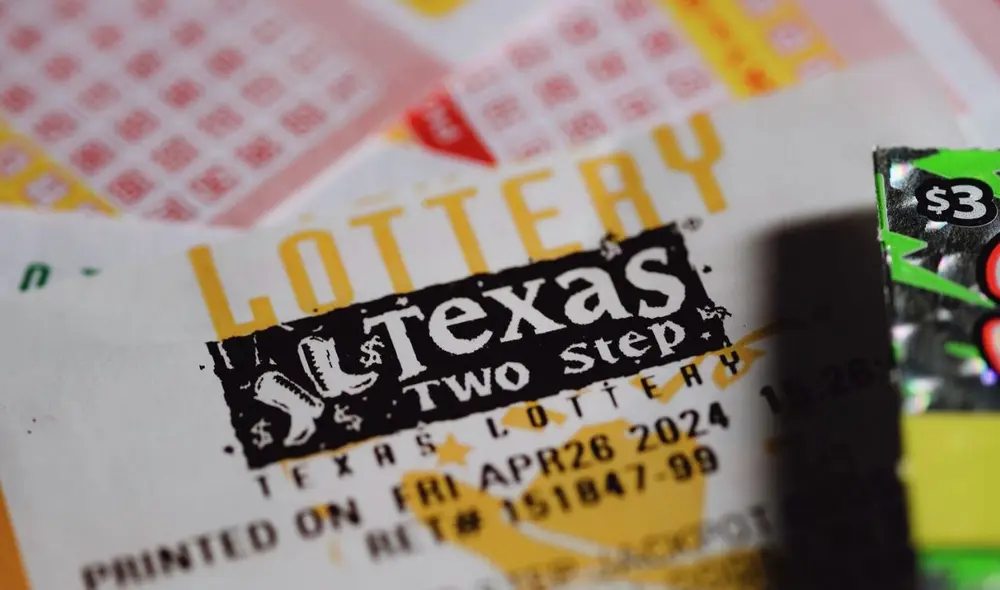 Una residente de Texas reclama su premio de 83.5 millones de dólares en el sorteo Lotto Texas. Foto:  Chronicle - Houston Chronicle