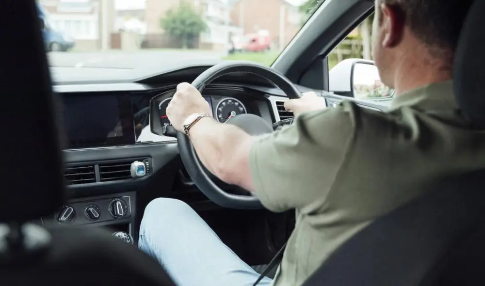 Esta costumbre se originó en la Europa medieval, cuando los caballeros solían circular por la izquierda para tener la espada en su mano derecha. Foto: composición LR/El Tiempo