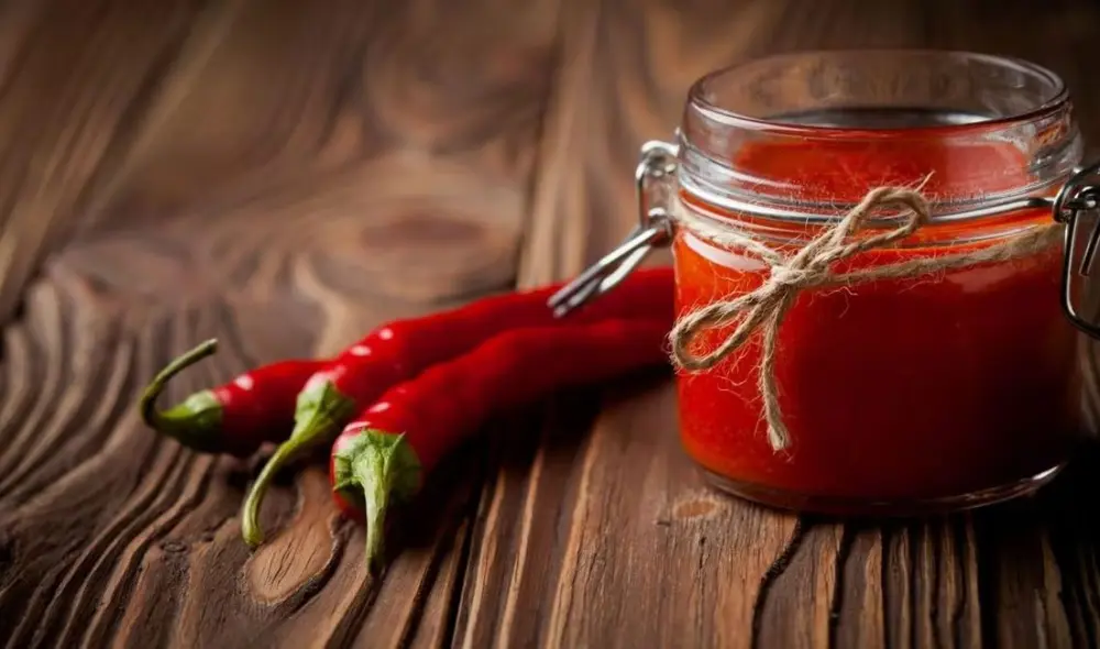 La FDA anunció el retiro de más de 50,000 unidades de salsa picante Hot Ones por posible presencia de fragmentos plásticos. Foto: Freepik La FDA anunció el retiro de más de 50,000 unidades de salsa picante Hot Ones por posible presencia de fragmentos plásticos. Foto: Freepik