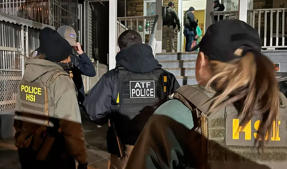 Los agentes del ICE suelen mostrar sus armas para intimidar y presionar a los inmigrantes en Florida. Foto: Divergentes