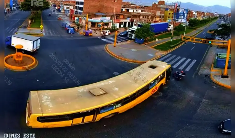 Trágico accidente: bus arrolla a motocicleta en la Av. Santa Rosa con Jardines, SJL. Foto: cámara de seguridad