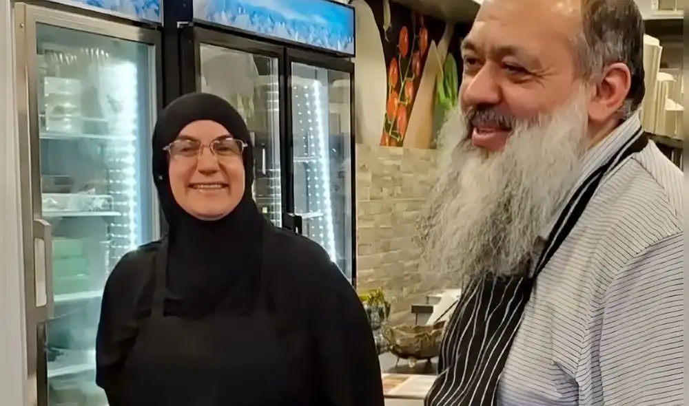 Emine Emanet, dueña de Jersey Kebab, y su esposo fueron detenido por ICE. Foto: Courtesy of the Emanet family Emine Emanet, dueña de Jersey Kebab, y su esposo fueron detenido por ICE. Foto: Courtesy of the Emanet family