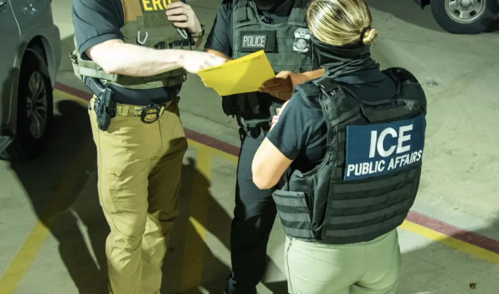 Falsos agentes del ICE están suplantando identidades en California, generando miedo y confusión entre inmigrantes indocumentados. Foto: ICE/imagen referencial