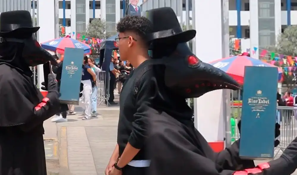 Usuarios en TikTok no tardaron en responder al joven que pretendía combinar el blue label con frugos de naranja. Foto: composición LR/ TikTok/@lemonpayinternational Usuarios en TikTok no tardaron en responder al joven que pretendía combinar el blue label con frugos de naranja. Foto: composición LR/ TikTok/@lemonpayinternational