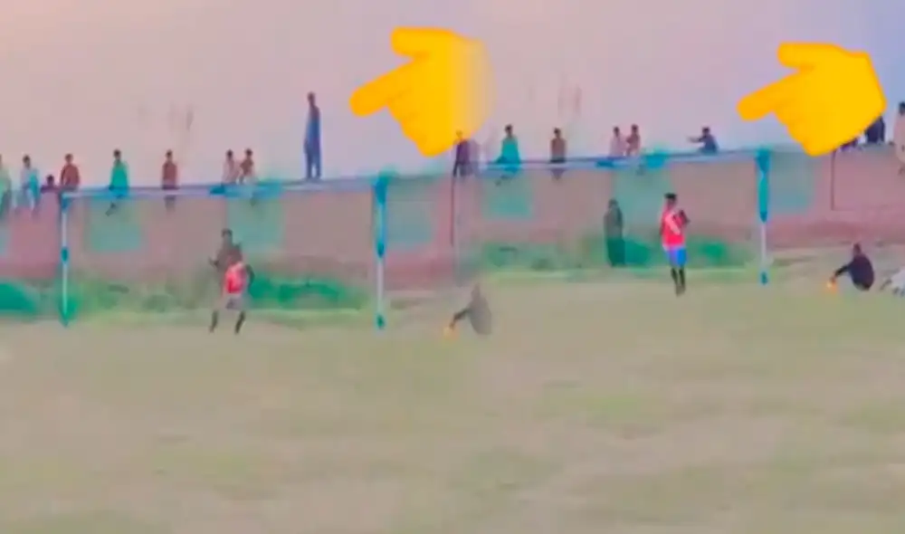 El hincha no imaginó que sería derribado por un penal fallado. Video es viral en TikTok. Foto: composición LR/ TikTok / @elmert790 El hincha no imaginó que sería derribado por un penal fallado. Video es viral en TikTok. Foto: composición LR/ TikTok / @elmert790