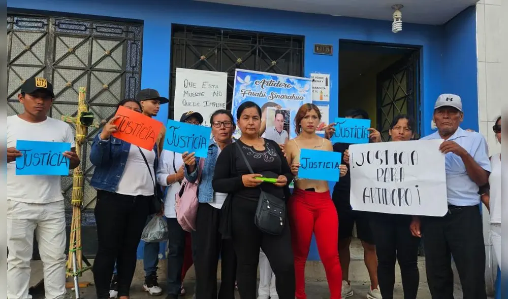 Viuda del canilita atropellado en Villa María del Triunfo solicita una pensión para su menor hijo. Foto: Grecia Infante/La República Viuda del canilita atropellado en Villa María del Triunfo solicita una pensión para su menor hijo. Foto: Grecia Infante/La República