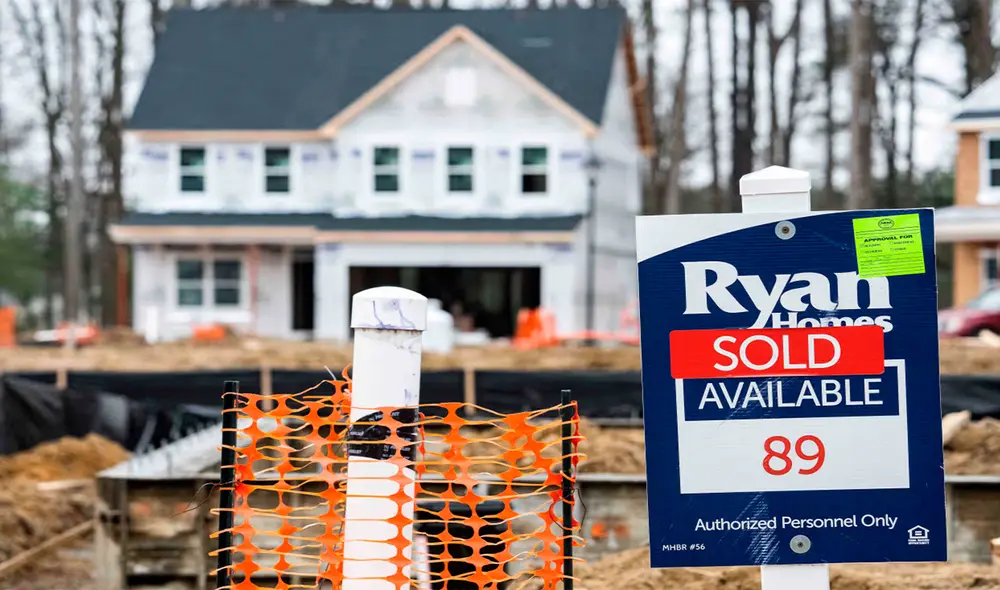 Ahora que los millennials y la Generación Z enfrentan costos de vivienda récord, deudas abrumadoras y reglas crediticias estrictas, el sueño de ser propietario de una vivienda nunca se ha sentido más fuera de su alcance. Foto: AFP.