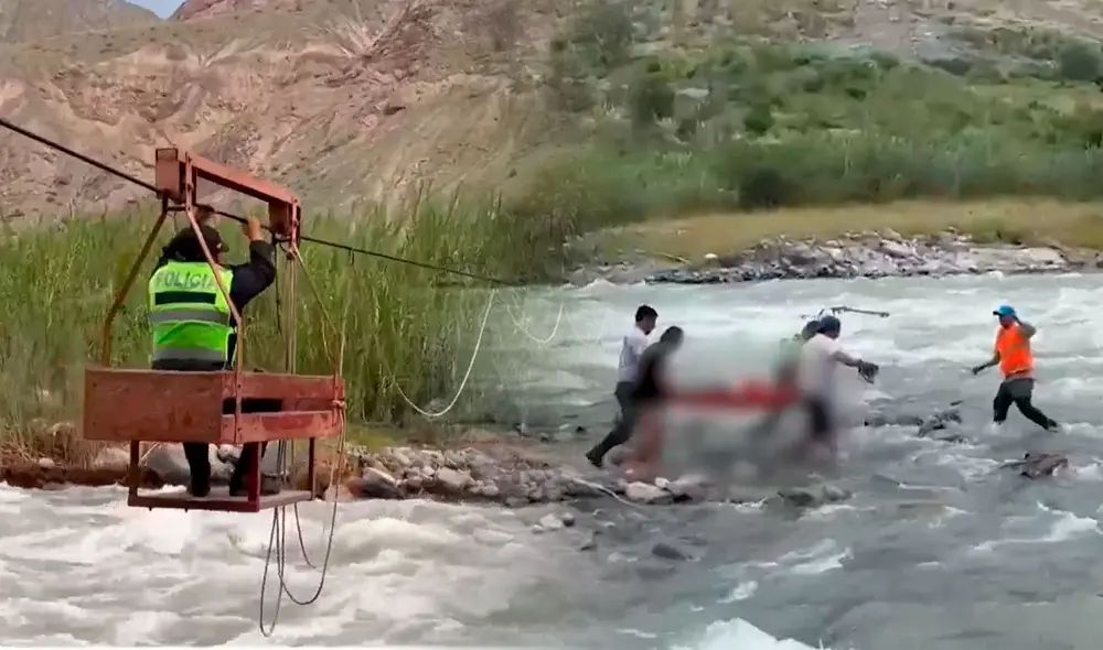 Ante la tragedia, los pobladores exigen la construcción de puentes seguros que les permitan realizar sus faenas agrícolas. Foto: composición LR