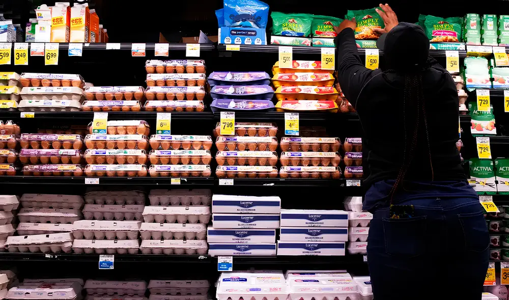 Con la llegada de la gripe aviar, la venta de huevos en Estados Unidos sufrió un aumento de precio en supermercados. Foto: EFE