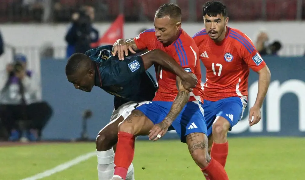 Con este empate ante Ecuador, Chile se mantiene en el último lugar de las Eliminatorias 2026. Foto: AFP